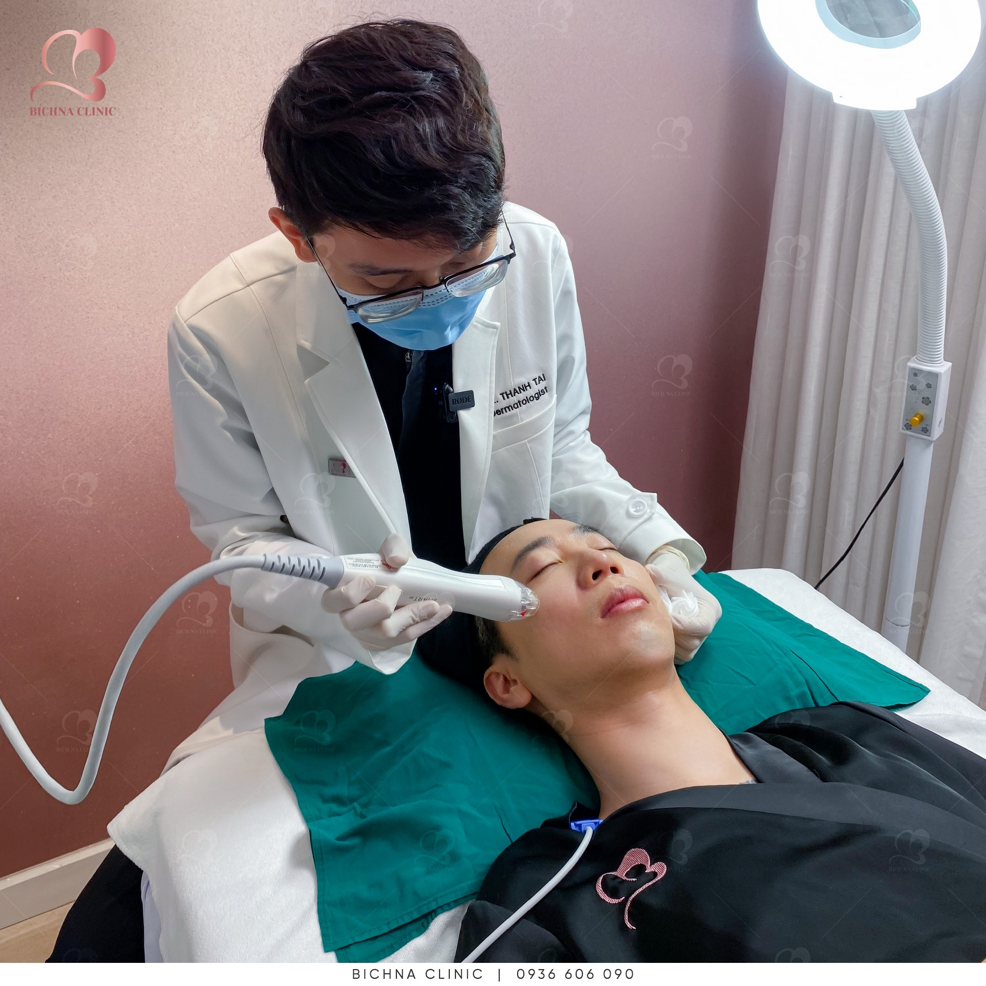 Bác sĩ BichNa Clinic trực tiếp thực hiện liệu trình Regen Exo điều trị mụn sẹo chuyên sâu.
